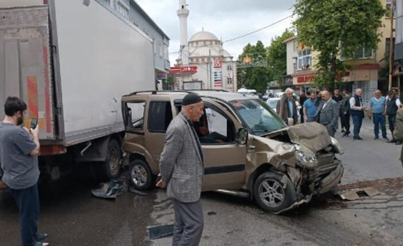 Sultanbeyli'de hafif ticari araç ile İETT otobüsü çarpıştı