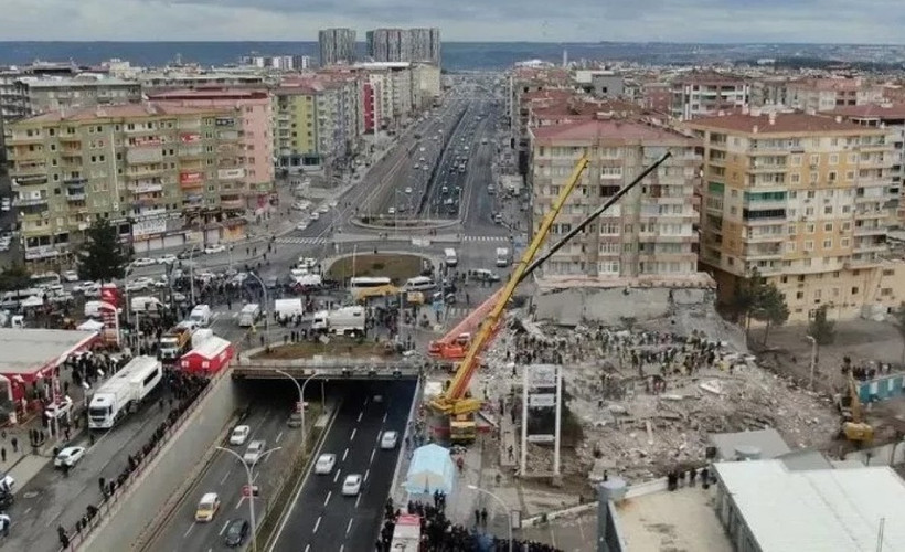 Diyarbakır’da depremde ağır hasar alan bina kontrollü yıkım bekliyor: Bazı caddeler dört aydır kapalı
