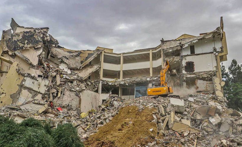 Depremde hasar gören Dicle Üniversitesi rektörlük binasının yıkımına başlandı
