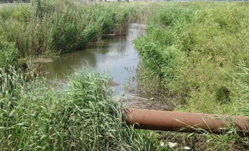 Balıkesir'de sekiz mahallede tarım arazilerini sulayan kanal siyah akıyor