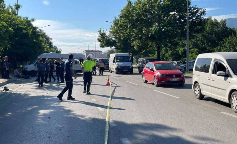 Bursa'da işçi servisi otomobille çarpıştı: 1 ölü, 9 yaralı