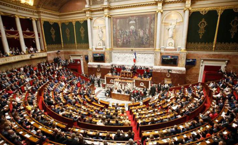 Fransa'da hükümetin düşmesi için sunulan gensoru önergesi reddedildi