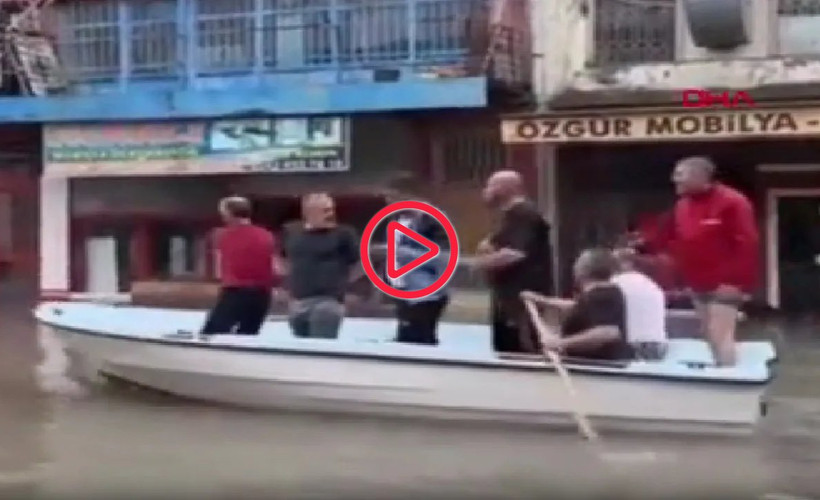 Samsun'da sel: Göle dönen sokaklarda sandalla gezdiler
