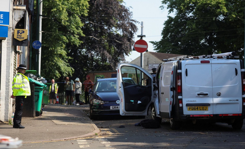İngiltere'nin Nottingham kentindeki caddede üç kişi ölü bulundu