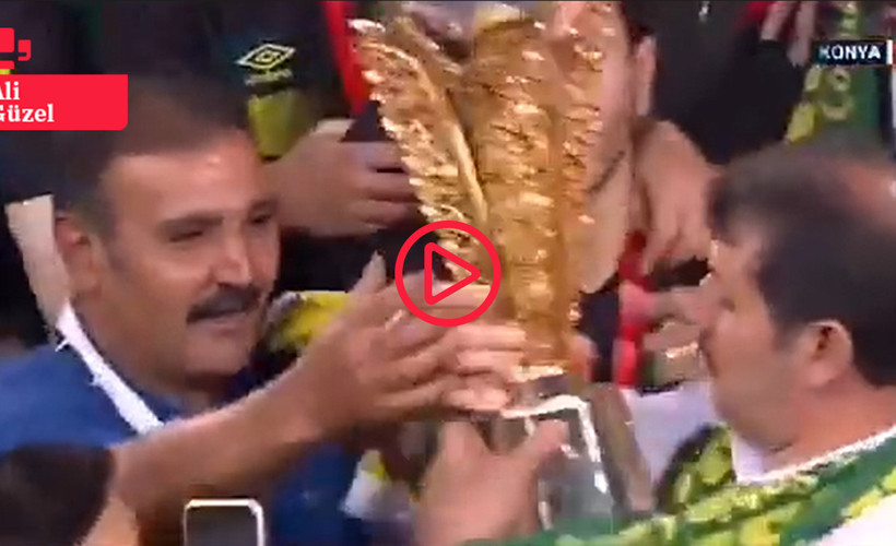 Urfa Valisi eski kulüp başkanını itti, kupayı elinden aldı