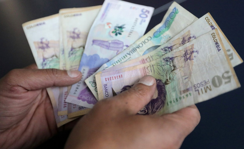 Kolombiya'da bir polis 'rüşvet' yuttu: Yakalanacağını anlayınca bir tomar parayı mideye indirdi