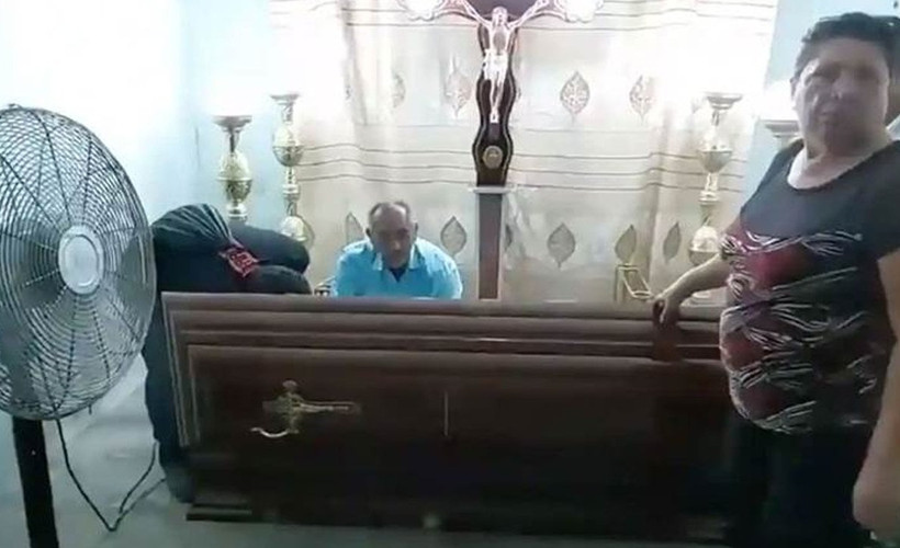 Kendi cenazesinde tabutta 'dirilen' Ekvadorlu kadın öldü