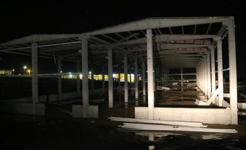 Fırtınada fabrika inşaatının çatısından düşen üç işçi yaralandı