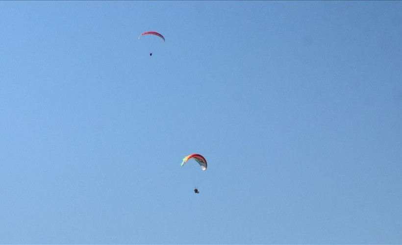 Paraşütle 200 metreden denize düşen kişi öldü