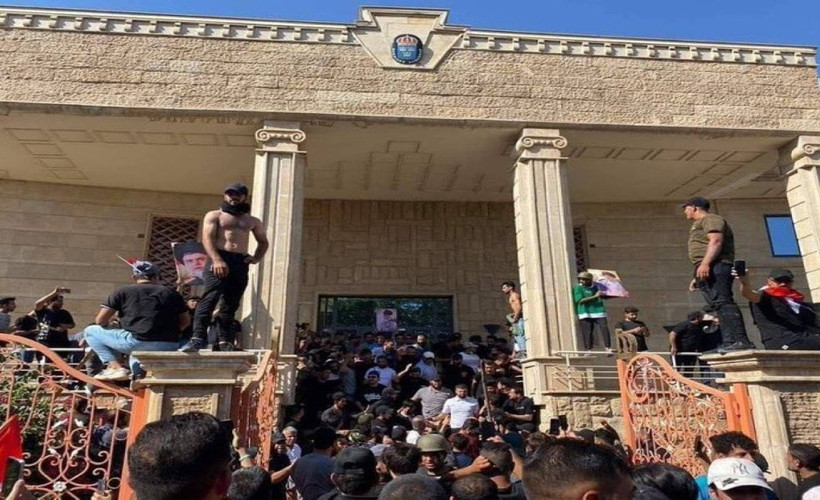 Iraklı eylemciler Bağdat’taki İsveç Büyükelçiliği'ni bastı