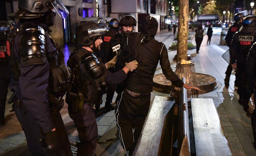 Fransa'da protestoların 5'inci gecesinde 486 gözaltı: Belediye Başkanı'nın evi ateşe verildi