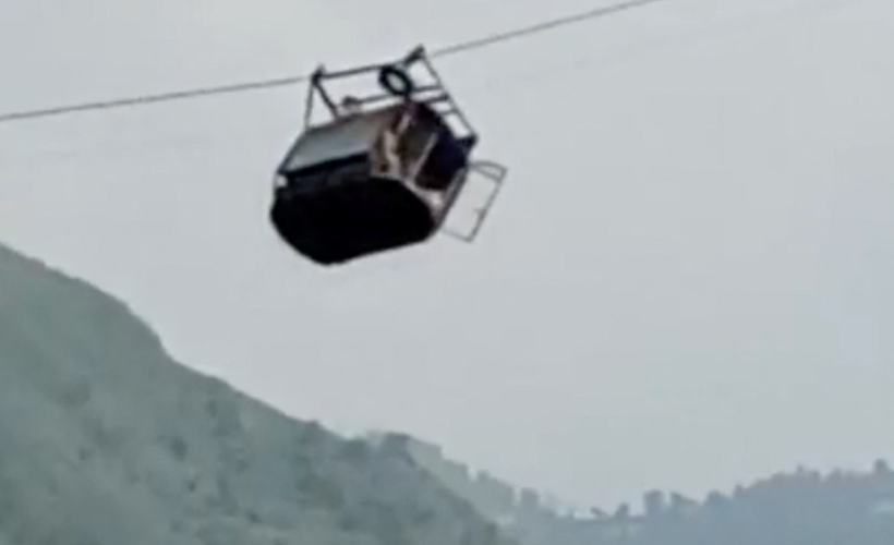 Pakistan'da yedi çocuk uçurumun üstündeki teleferikte mahsur kaldı