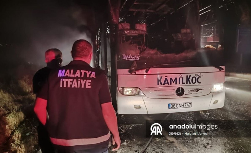 Malatya'da seyir halindeki yolcu otobüsü yandı: Tüm yolcular kurtarıldı