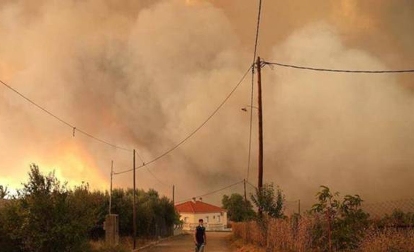 Yunanistan'da yangınların 8'inci gününde tahliyeler sürüyor