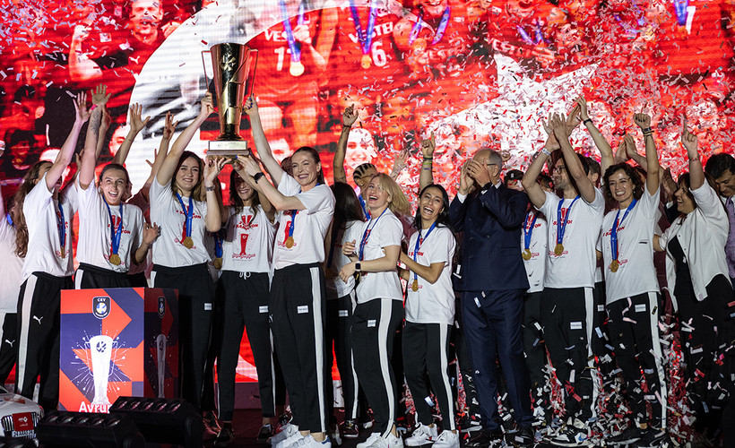 Kadın Voleybol Takımı şampiyonluğu kutladı