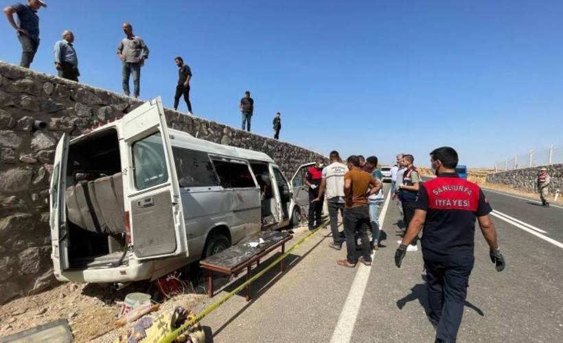 Urfa'da tarım işçilerini taşıyan minibüs duvara çarptı: Üç ölü, 17 yaralı