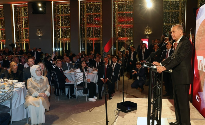 100 bin dolar ödeyen Erdoğan'ın protokol masasına oturdu