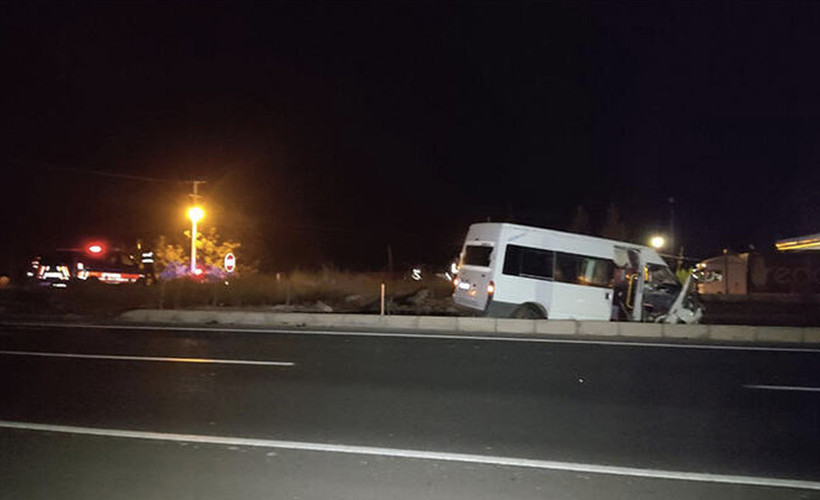 Tarım işçileri taşıyan servis kaza yaptı: 14 yaralı