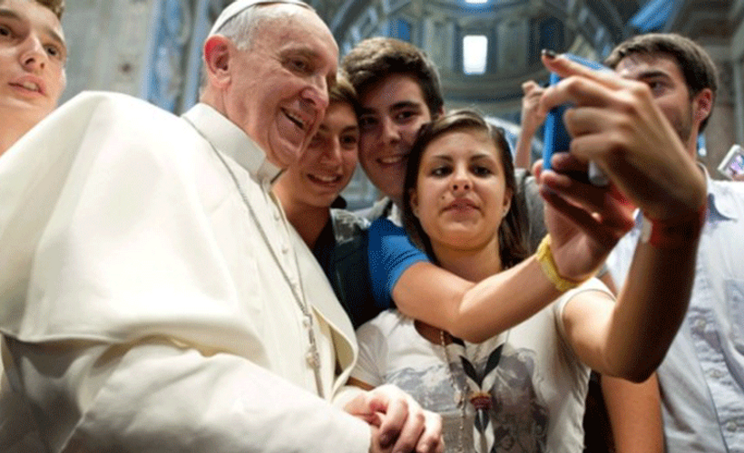Papa'dan 'selfie' yasağı