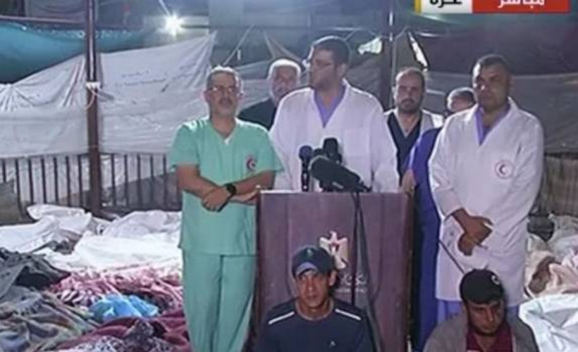 Gazze'deki hastanede katliam sonrası cesetlerin arasında basın toplantısı