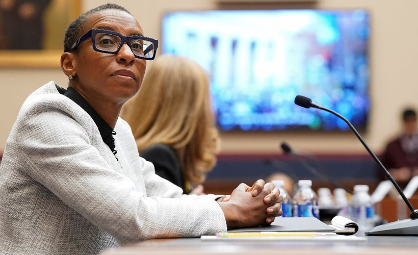 Harvard'da ifade özgürlüğünü savunan rektör görevinden istifa etti