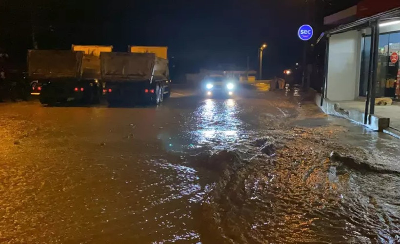 Çanakkal'de sağanak nedeniyle dere taştı: İlde motosiklet kullanımı yasaklandı