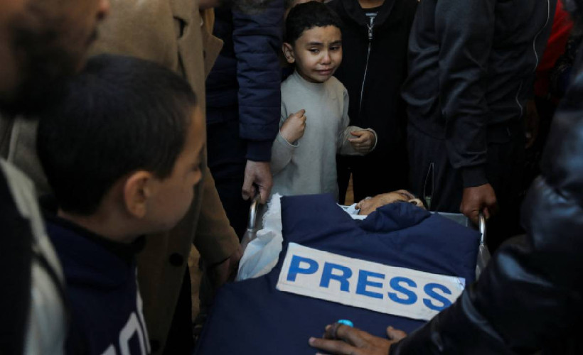 Gazze'de ölü sayısı 22 bin 722'ye çıktı: Filistinli gazeteci, İsrail saldırısında ailesinin öldürüldüğü haberini geçti