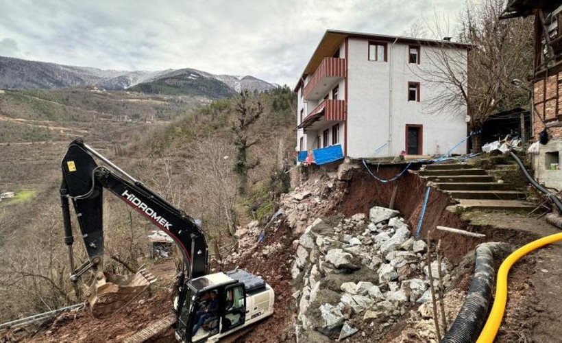 Artvin'de heyelan nedeniyle yıkılma tehlikesi bulunan bina boşaltıldı