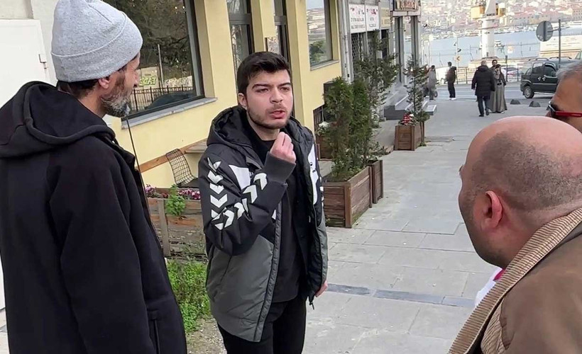 'Tevhid' bayrağı açan kişiye yumruk atan Ege Akersoy tahliye edildi