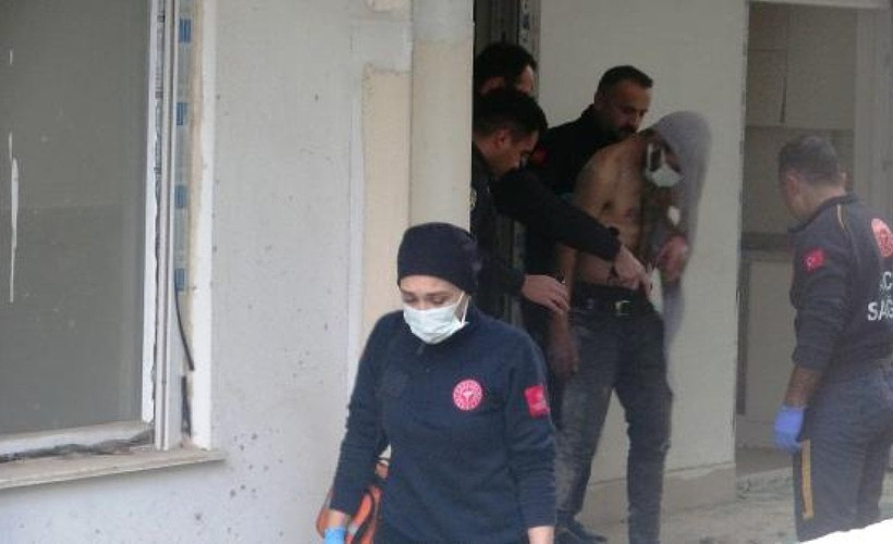 Barınmak için girdiği boş evde ateş yakan evsiz, dalgınlıkla kendini de yaktı