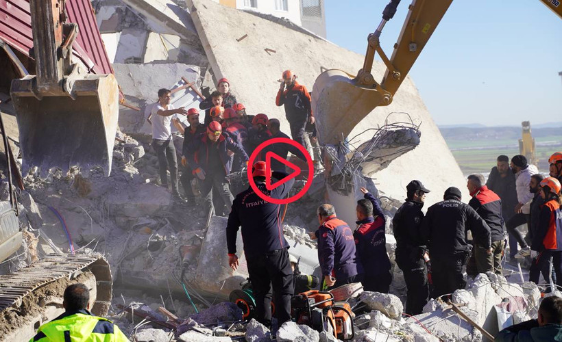 Maraş'ta ağır hasarlı bina iş makinesinin üzerine çöktü: Operatör enkaz altında