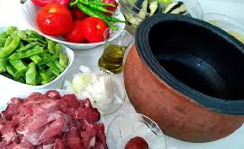 1 şişe tencereye eklemelisiniz; Kırmızı etin lezzetini katlıyor ve kuru olmuyor