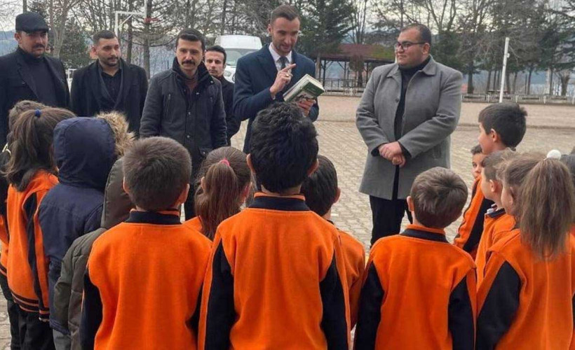 Ülkü Ocakları, randevuyla okula gidip çocuklara kitap dağıttı