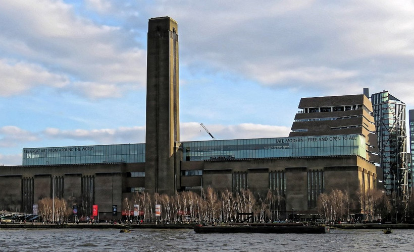 Londra'da Tate Modern binasından düşen bir kişi öldü