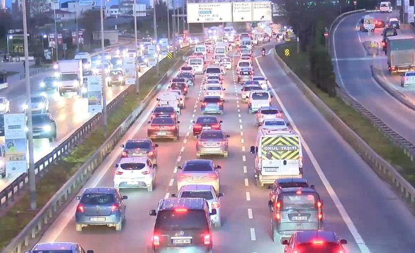 İstanbul'da okulların açılmasıyla trafik yoğunluğu oluştu