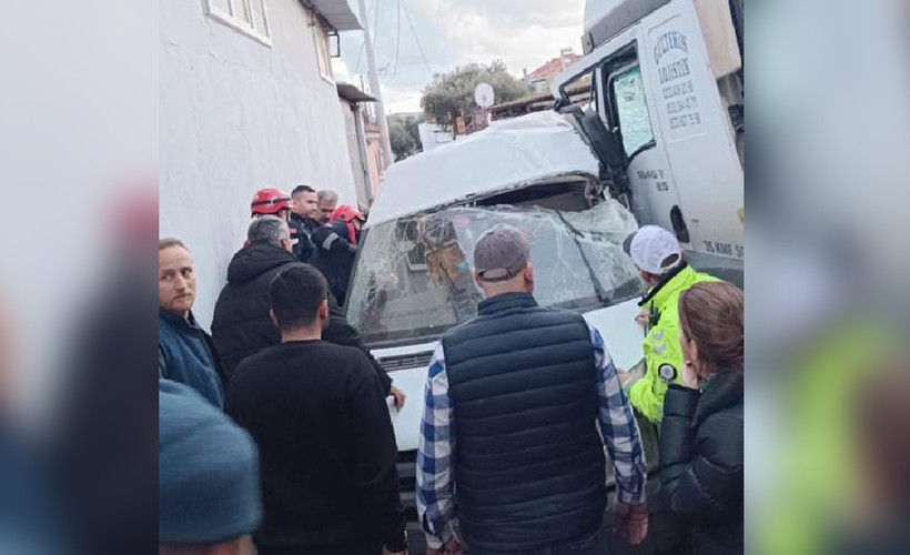 İzmir'de fabrika işçilerini taşıyan minibüs kaza yaptı: Üç ölü, 15 yaralı