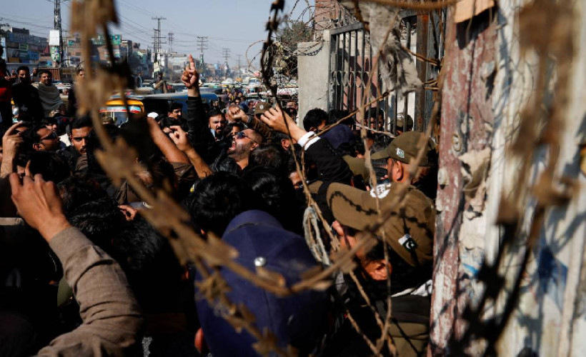 Pakistan'da partisine türlü yasak getirilen, hapse atılan İmran Han'ın desteklediği bağımsız adaylar seçime damga vurdu