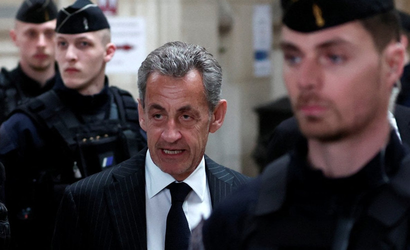 Sarkozy'ye bir yıl hapis cezası: Elektronik kelepçe takabilir
