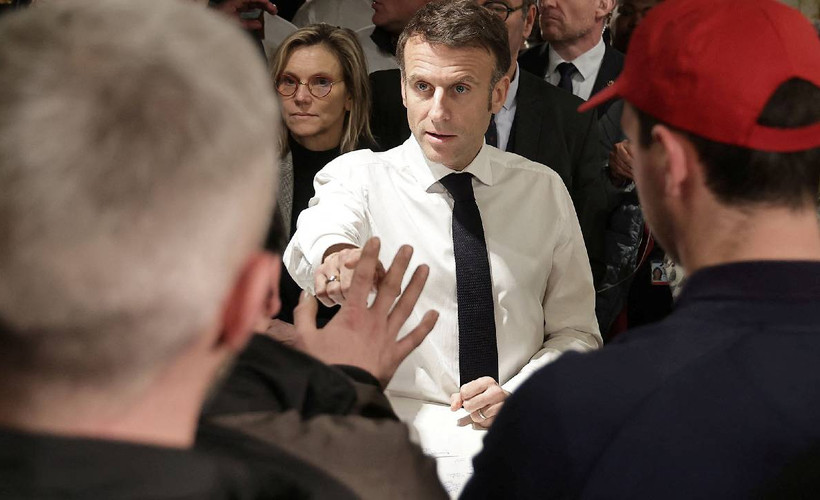 Paris Tarım Fuarı'nı basan çiftçiler, Macron'a meydan okudu: 'İstifa et, burası bizim evimiz, seni ellerimizle çıkarırız'