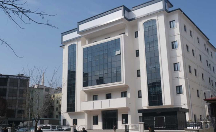 Iğdır kayyımı Kürtçeye yer vermemişti: Tepkiler üzerine Türkçe tabela da indirildi, belediye binası tabelasız kaldı