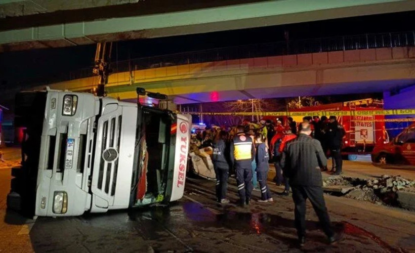 İstanbul'da tır otomobilin üzerine devrildi: Dört ölü