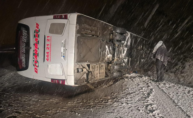 Bingöl'de yolcu otobüsü devrildi: Çok sayıda yaralı var