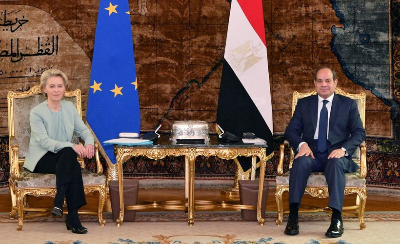 AB'ye tepki: 'Sisi'ye göçmenleri engellemesi için 7.4 milyar euroluk rüşvet verilecek'