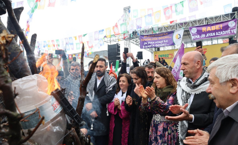 Karlıova, 12 yıl sonra Newroz'u kar yağışıyla karşıladı: Demirtaş atkısı alana alınmadı