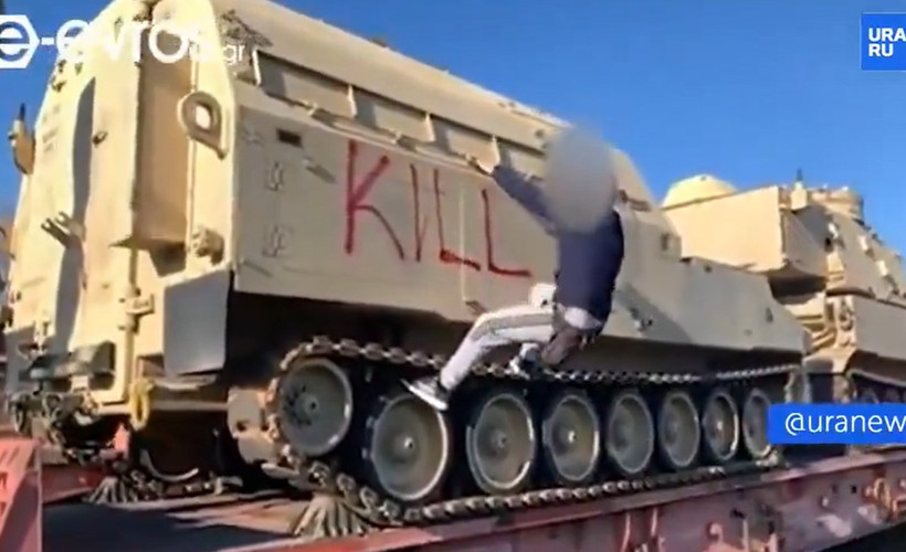 Yunanistan'da komünistler ABD tanklarını taşıyan trenin önünü kesti: 'Katiller eve dönün'