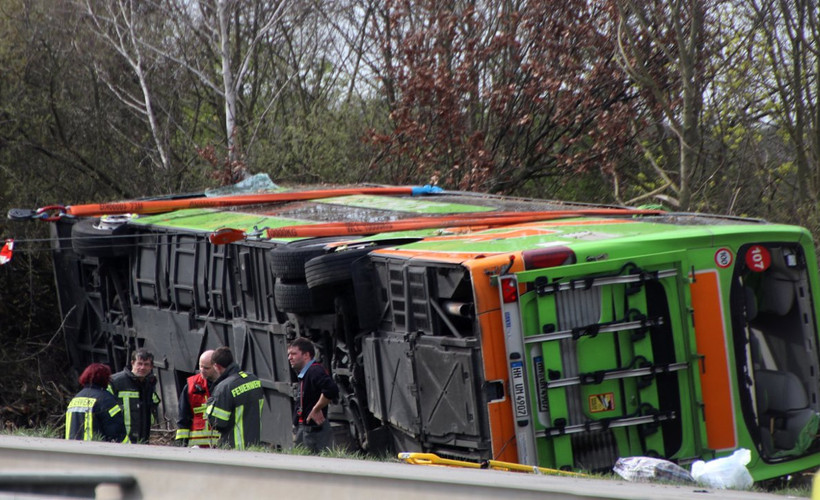 Almanya'da otobüs kazası: En az beş kişi öldü