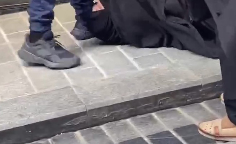 Fatih'te bir kadını darp edip sürükleyen esnaf tutuklandı