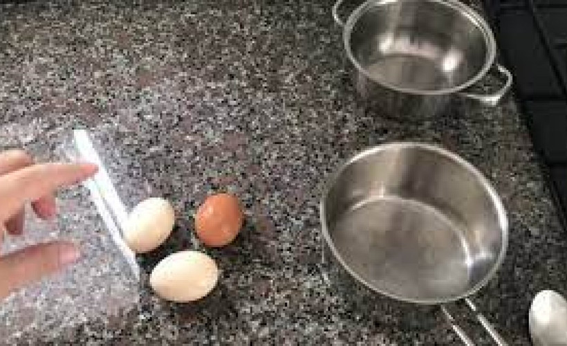 Yumurta kaynattığınız suya 1 tatlı kaşığı koyun yumurta kabuğu kalıp gibi çıkıyor ve çatlamıyor