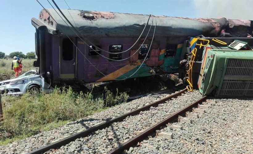 Tren, kamyon ve otomobil birbirine girdi: 12 ölü