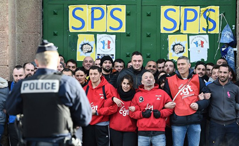 Fransa'da gardiyanlar ülke genelinde greve başladı